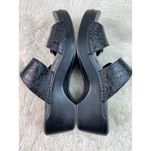 Dansko Women's 40 EU 9 US Black Embossed Strappy Slip-On Sandals - Picture 6 of 9